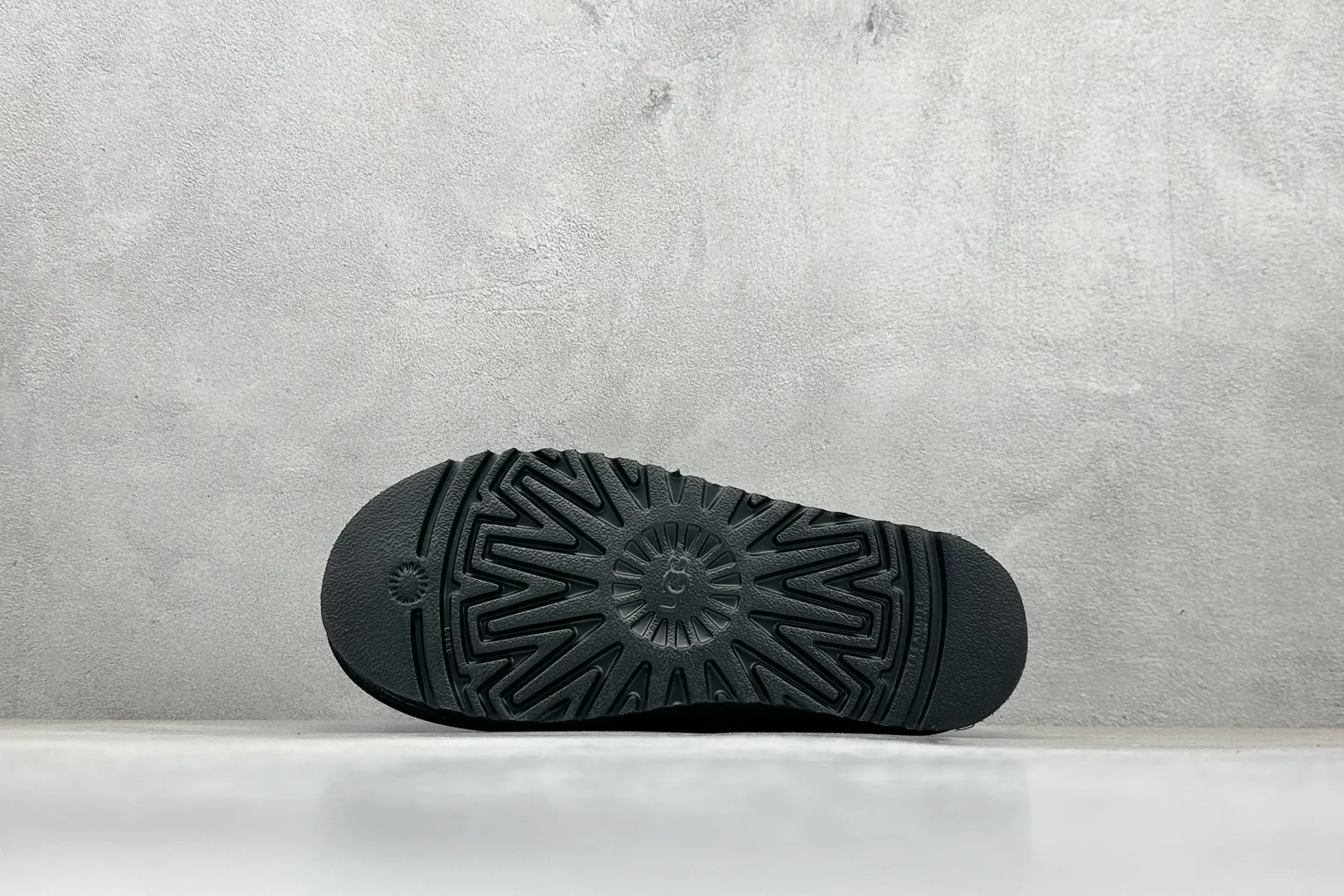 🐲💰 520 support store UGG Tasman ethnic style half slippers, Xiaohongshu hot style. This style is conceived based on the colorful traditional Chinese costume culture, exquisite craftsmanship, unique style and unique style. It fully demonstrates the style of this nation and has become the most popular fashion element in the world! Sheep fur is integrated with high quality to keep warm and lock in heat. Made of TPU molded suede upper material. Built-in artificial curly wool plush lining and insole. Choose 10mm UGGPURE™ implanted wool lining and removable UGGPURE™ implanted wool insole. Item No.: 5955 Size: 35-44. It is recommended to choose one size larger.